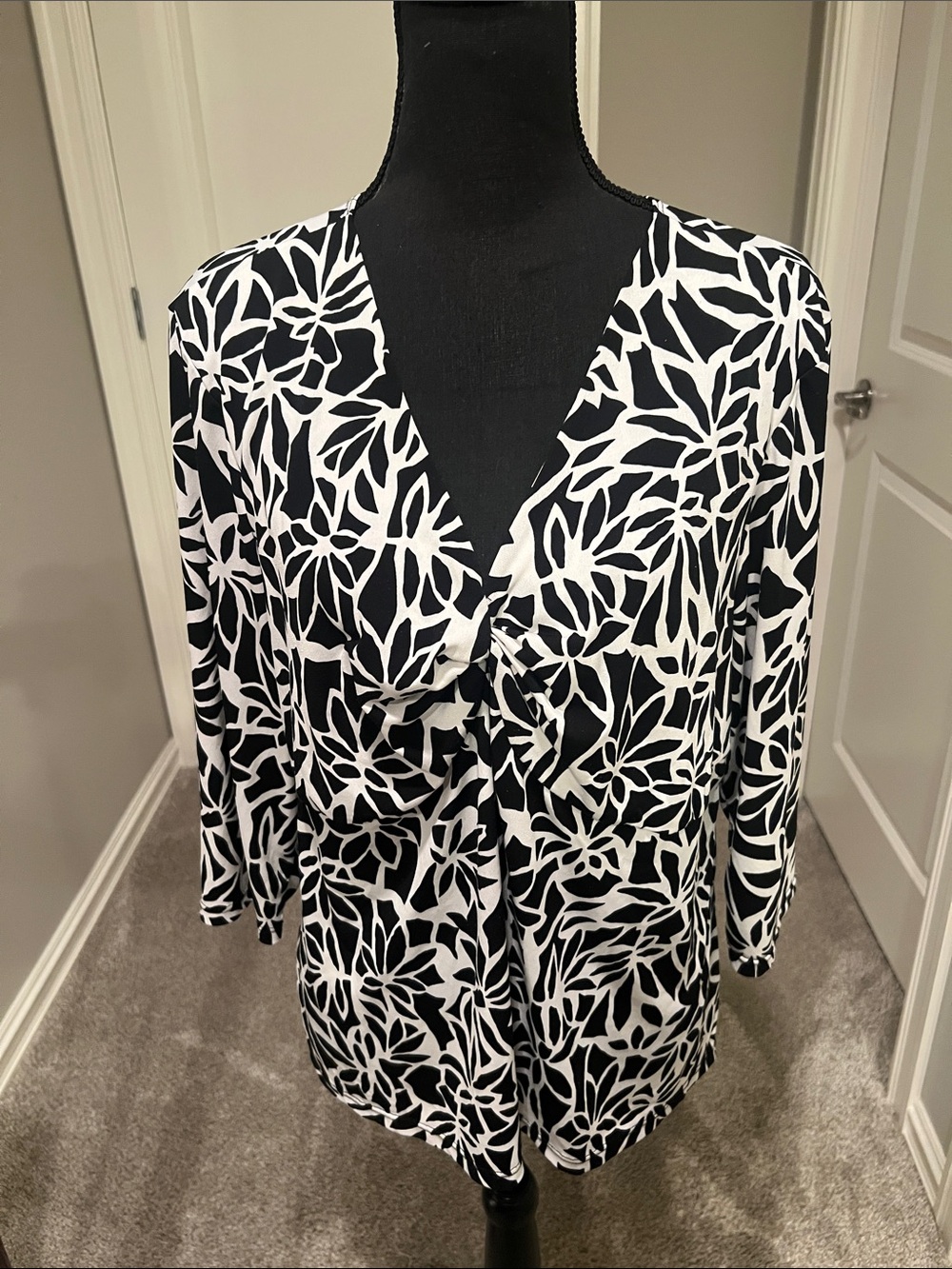 Briggs New York Black & White Floral Knot-Front V-Neck Tunic